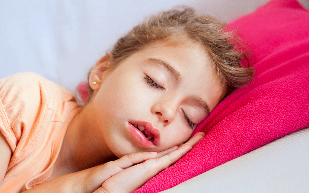 Kind mit offenem Mund – typisches Anzeichen für Mundatmung bei Kindern