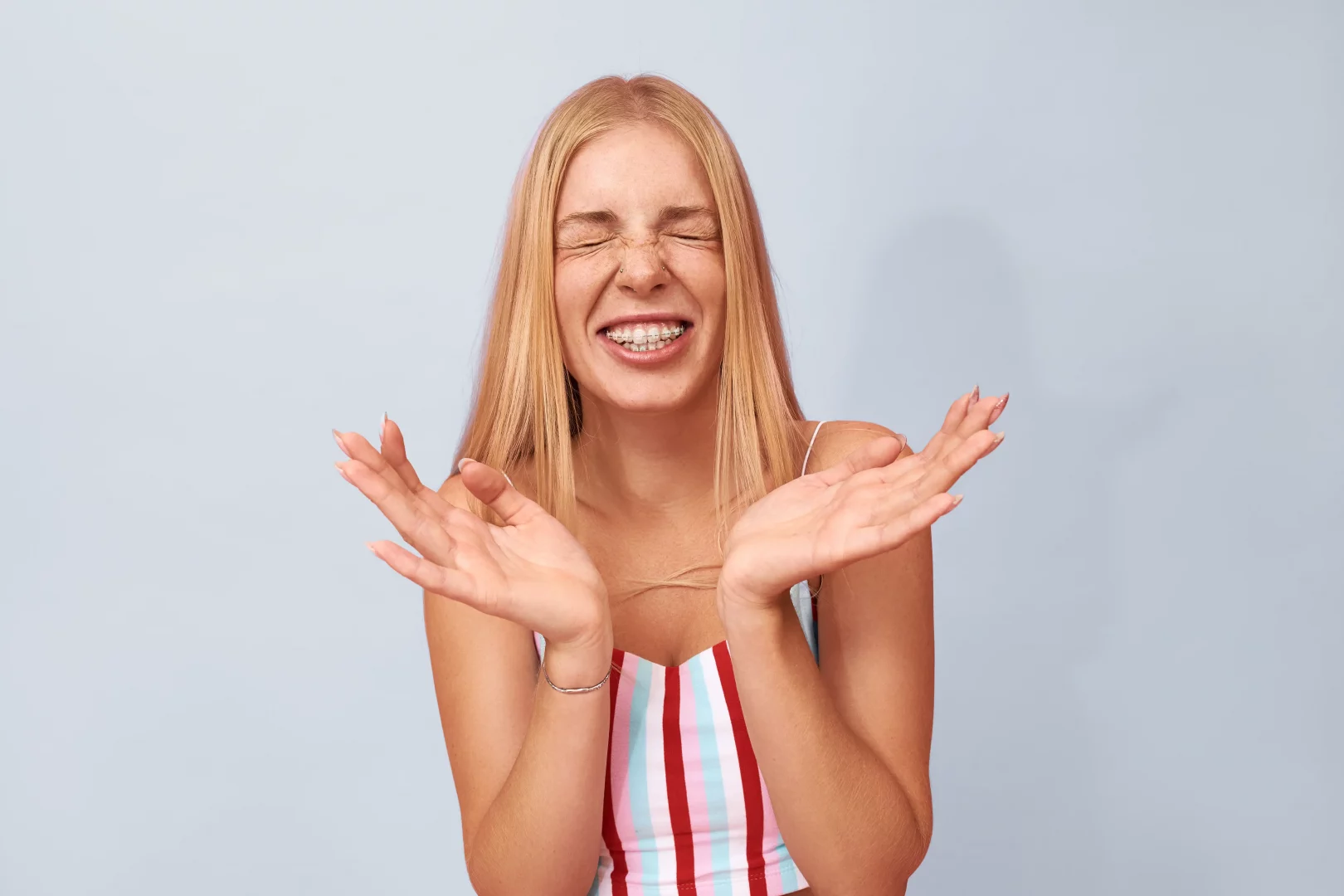 Schonende Zahnspange mit Keramik-Brackets in der Kieferorthopädie