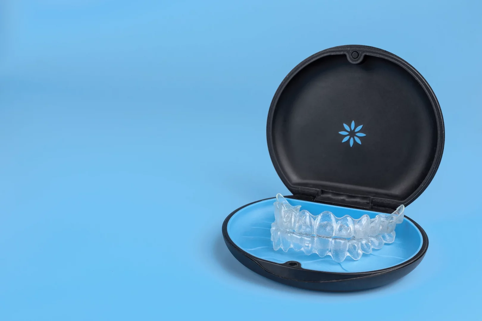 Invisalign®-Schienen in einer Aufbewahrungsbox für die transparente Zahnkorrektur in München