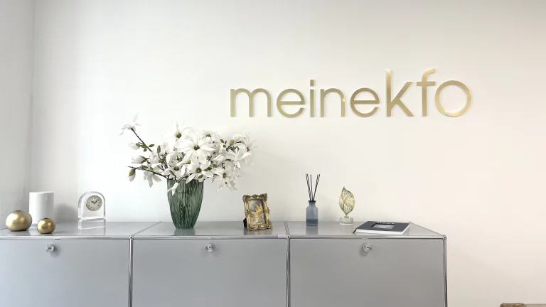 Wandlogo der meine kfo Fachzahnarztpraxis für Kieferorthopädie in einer modernen Praxis in München.