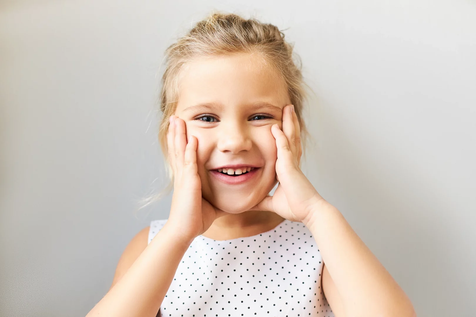 Kinderzähne im Milchbiss während einer kieferorthopädischen Vorsorgeuntersuchung