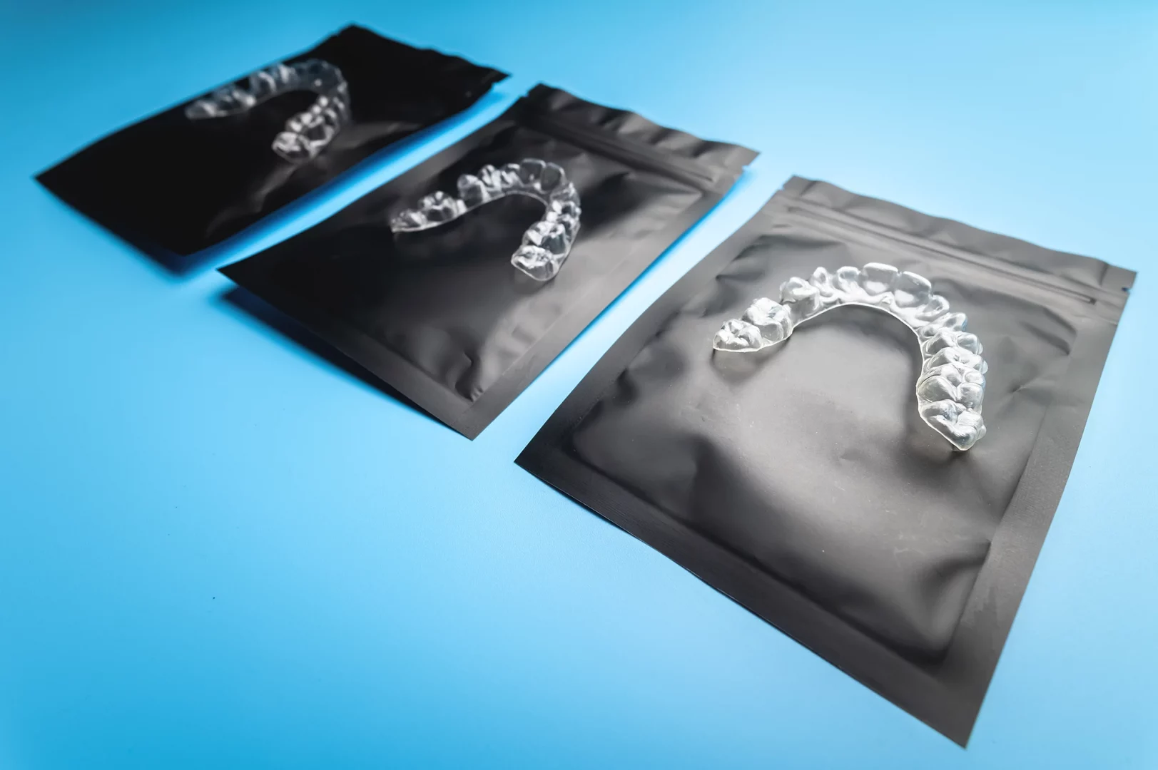 Invisalign®-Aligner in einzelnen Verpackungen für die schrittweise Korrektur von Zahnfehlstellungen.