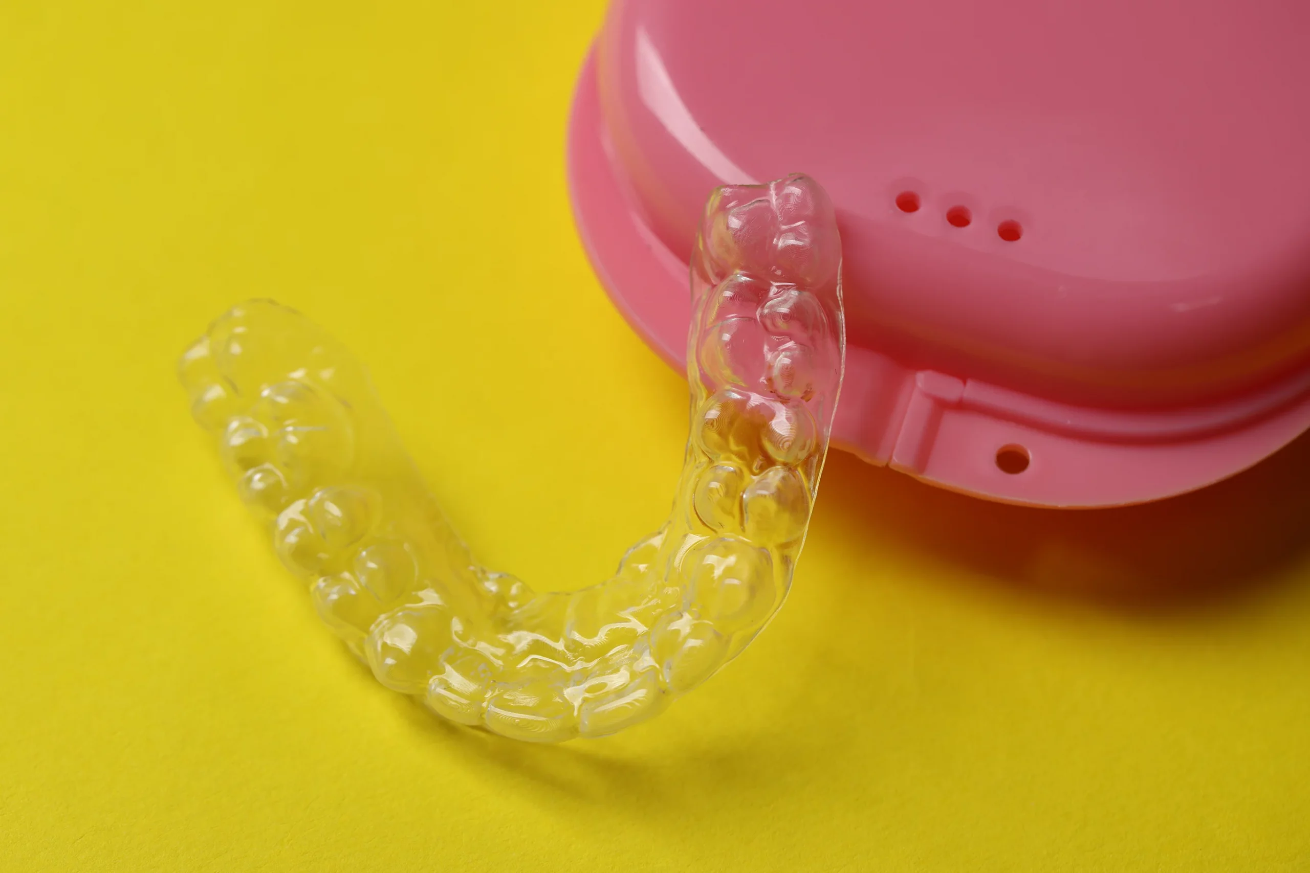 Retainer-Schiene nach der Aligner-Behandlung